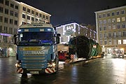 Ankunft der Weißtanne aus Weiler-Simmerberg auf dem Marienplatz um 1/2 6 Uhr morgens (©Foto: Martin Schmitz)